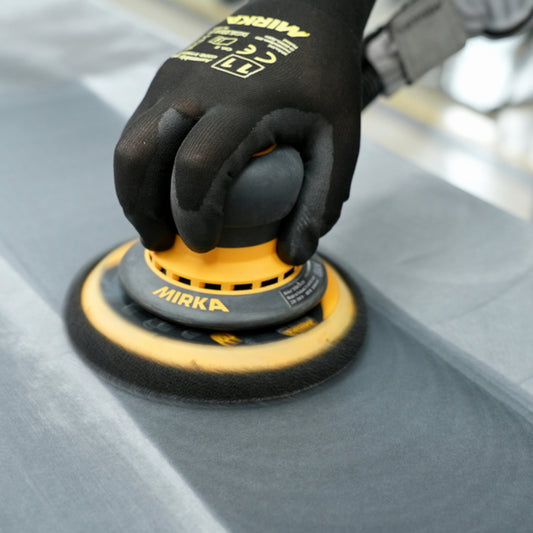 Mirka AbraClean Reinigungspad Ø 150 Anwendung mit Mirka DEROS Exzenterschleifer Verdeutlichung der Staubbindung