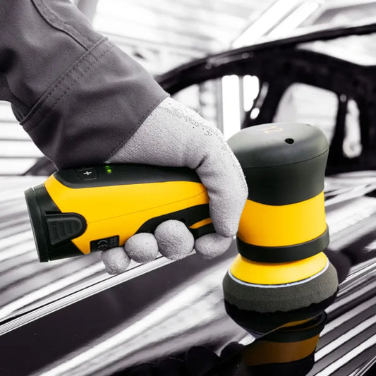 Mirka Akku-Poliermaschine AROP-B 312 bei der Polieranwendung auf einem schwarzen Fahrzeug mit schwarzem Polierpad