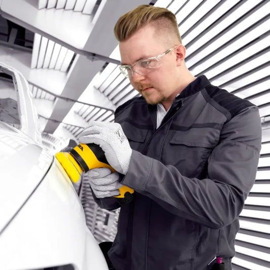 Mirka Poliermaschine AROP-B 312 bei der Polieranwendung von einer männlichen Person an einem weißen Fahrzeug. 