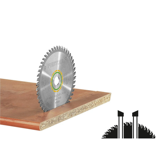 Festool WOOD FINE CUT HW Kreissägeblatt auf Holz- und Plattenmaterial positioniert, Anwendungsbeispiel Feinschnitt