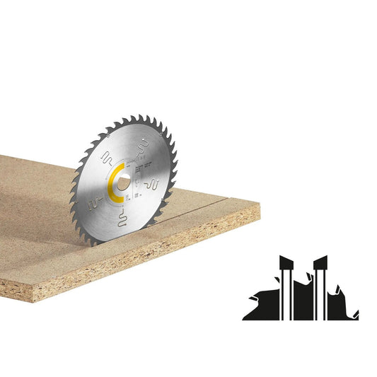 Festool Kreissägeblatt WOOD UNIVERSAL HW mit Hartmetallzähnen beim Sägen von Sperrholz, gelbe Farbcodierung sichtbar.