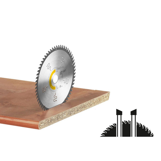 Festool WOOD FINE CUT HW Kreissägeblatt beim Feinschnitt in Holz und Sperrholz, Hartmetallzähne sichtbar.