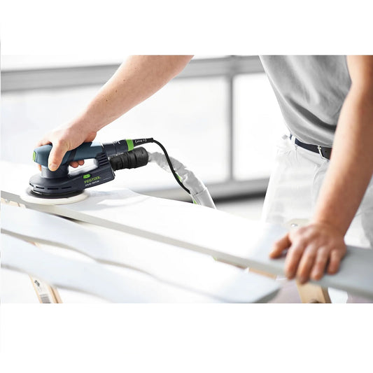 Festool ETS EC 150/5 EQ-Plus Exzenterschleifer im Einsatz beim Schleifen von Holzoberflächen mit weißem Schleifteller