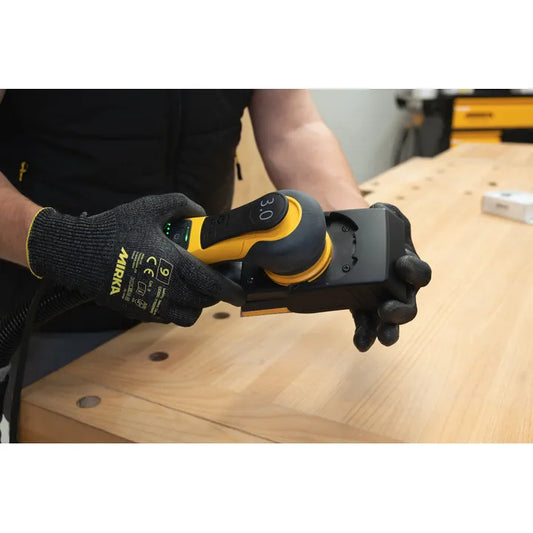 Mirka DEOS Kantenschutz 81 x 133 mm in Anwendung mit Schutzhandschuhen auf Holzwerkstück