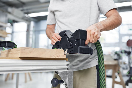 Festool Hobelkopf HK 82 SD mit HW-Spiralmesser bei der Anwendung am Holzwerkstück in der Werkstatt