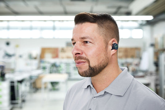 Festool GHS 25 I Gehörschutz mit Bluetooth, In-Ear Ohrstöpsel im Anwendungsbeispiel am Ohr eines Handwerkers