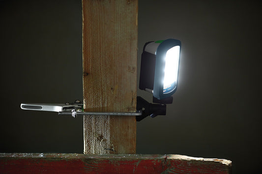 Festool Magnetkugelkopf MA KAL mit SYSLITE Arbeitsleuchte auf Holzbalken montiert, 360° drehbar