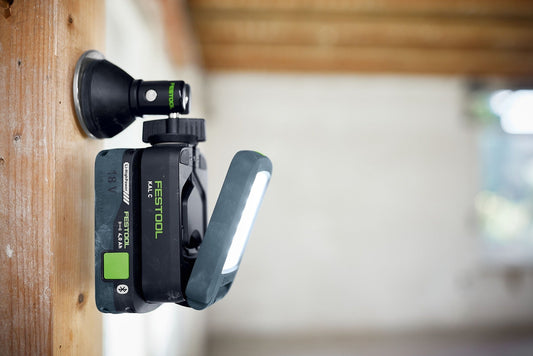 Festool Magnetkugelkopf MA KAL mit LED-Leuchte an Holzbalken montiert, 360° drehbar
