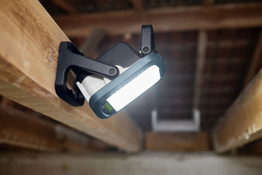 Festool SYSLITE KBS C Akku-Baustrahler mit LED-Leuchtfeld auf Holzbalken montiert