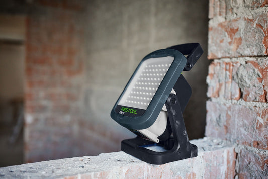 Festool SYSLITE KBS C Akku-Baustrahler mit LED-Panel auf Baustelle montiert