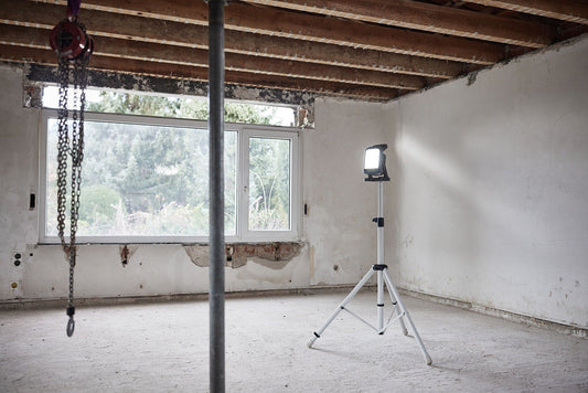 Festool Akku-Baustrahler SYSLITE KBS C auf Stativ auf Baustelle, Baustellenbeleuchtung mit 5000 Lumen