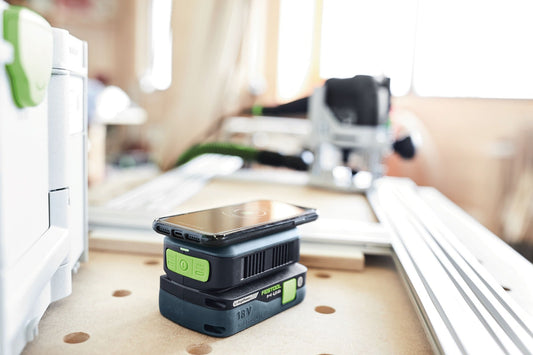 Festool PHC 18 Handy Ladestation lädt Smartphone induktiv auf Akkupack in Werkstatt