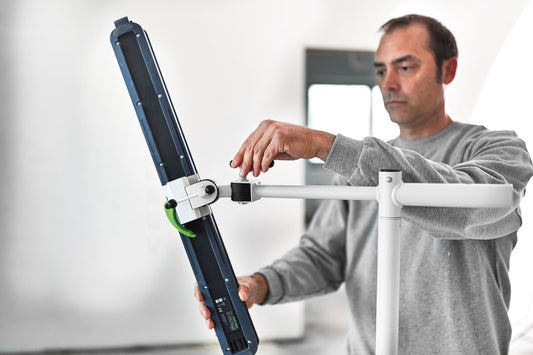 Festool Streiflicht SYSLITE STL 450 auf Stativ ST DUO 200 zur Oberflächenkontrolle in Anwendung