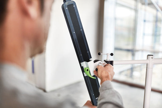 Festool Adapter AD-ST DUO 200 mit Streiflicht auf Stativ montiert, Anwendung im Innenraum
