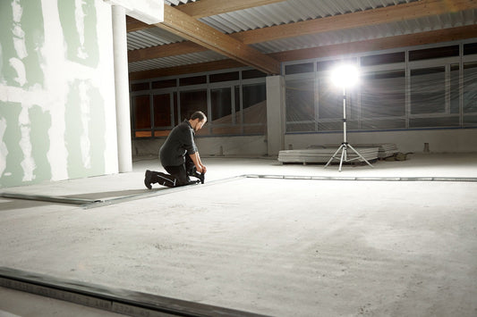 Festool SYSLITE DUO-Set Baustrahler mit Stativ beleuchtet Baustelle, homogene Raumausleuchtung, 8.000 Lumen Leuchtkraft
