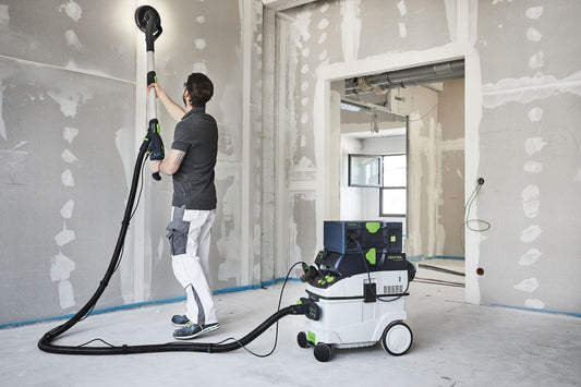 Festool SYS-PST 1500 Li HP PowerStation mit Absauganlage beim Schleifen von Gipskartonwand auf Baustelle