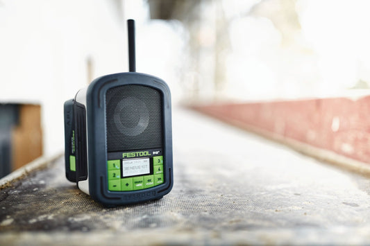 Festool SYSROCK BR 10 DAB+ Digitalradio mit grün-schwarzem Design auf Baustelle positioniert
