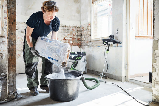 Festool Rührwerk MX 1000 RE bei Anwendung mit Absaugung beim Mischen in Eimer auf Baustelle
