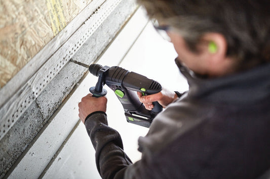 Festool AH-43/185 Zusatzhandgriff mit Softgrip bei Anwendung an Bohrmaschine, sichere Kraftübertragung