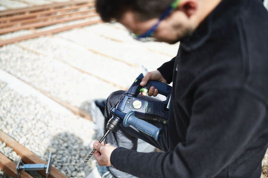 Festool Akku-Bohrhammer BHC 18-Basic in Anwendung beim Bohren in Beton mit SDS-Plus Werkzeugaufnahme