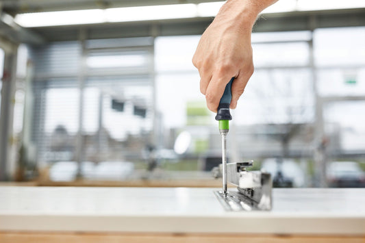 Festool SD-CE-DRIVE-UNI Schraubendreher mit ergonomischem Griff bei der Anwendung an Verschraubung in Werkstatt