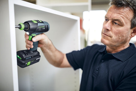 Festool T18+3 Akku-Bohrschrauber wird von Handwerker an Holzrahmen bei Montagearbeiten angewendet