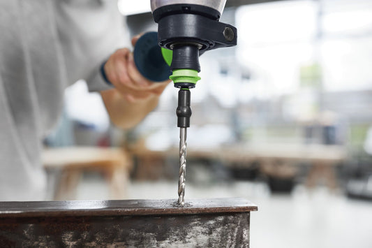 Festool HSS-Spiralbohrer beim Bohren in Metallwerkstück mit CENTROTEC-Halter in praktischer Anwendung