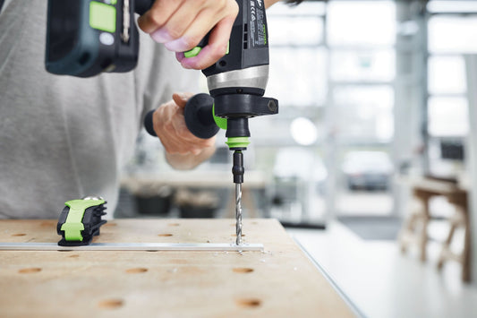 Festool Bohrerkassette HSS D3-10 CE bei der Anwendung – Spiralbohrer beim Bohren in Holz mit Akku-Bohrschrauber