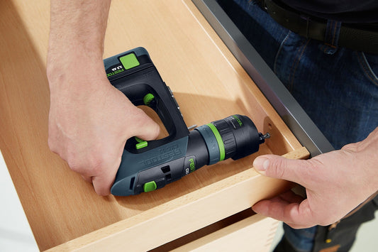Festool CXS 12 Akku-Bohrschrauber bei Anwendung auf Holzwerkstück mit Display und ergonomischem Griff