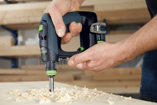 Festool CXS 12 Akku-Bohrschrauber mit FastFix-System beim Bohren in Holz, ergonomische C-Form in Anwendung