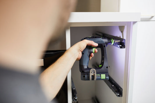 Festool CXS 18 Akku-Bohrschrauber in Anwendung, kompakte C-Form wird in Hand gehalten beim Einsatz am Werkstück