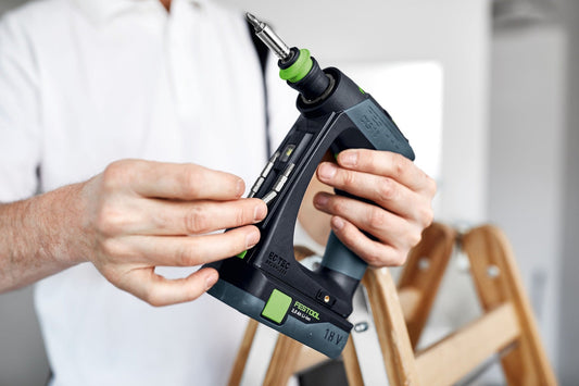 Festool CXS 18 C 3,0 Akku-Bohrschrauber mit ergonomischer C-Form in Hand, grüne FastFix Schnittstelle sichtbar