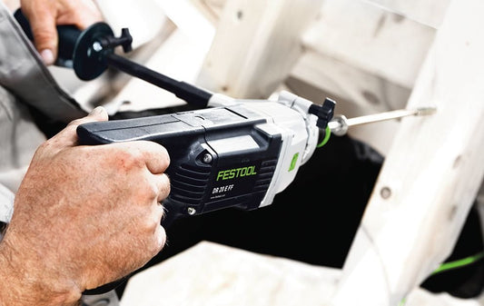 Festool Zusatzhandgriff AH-57/275 in Anwendung beim Bohren mit sicherer Griffposition