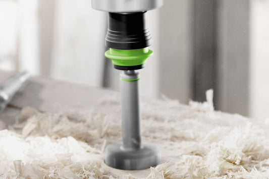 Festool CENTROTEC Forstnerbohrer mit grüner konischer Zentrierspitze auf Holzoberfläche beim Bohren