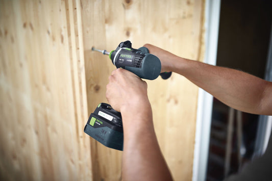 Festool Bitkassette BIT/BH-SORT/31x mit magnetischem CENTROTEC Bithalter in Anwendung beim Schrauben in Holz