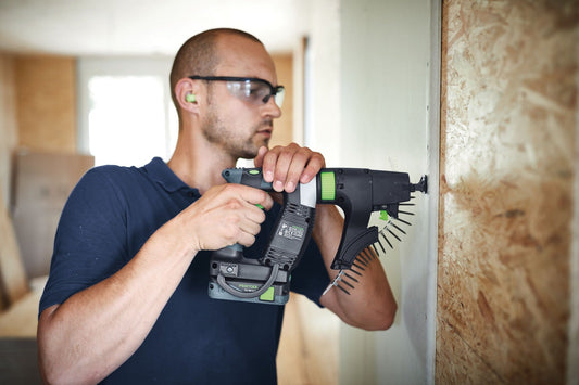 Festool DURADRIVE DWC 18-4500 Akku-Bauschrauber mit Magazinvorsatz bei Anwendung im Trockenbau an Gipskartonwand