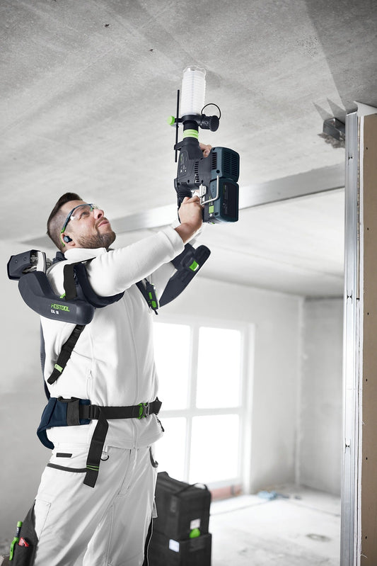 Festool KHC 18 EB-Basic Akku-Kombihammer beim Hammerbohren in Betondecke, Arbeiter mit Schutzausrüstung