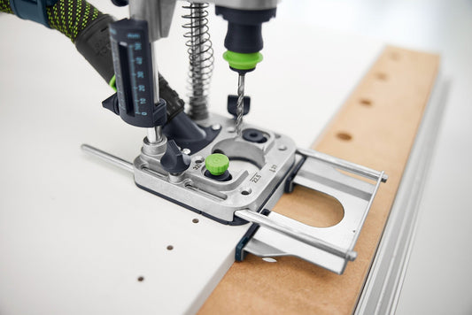 Festool Anschlag-Set PA-MB 40 beim Bohren mit Anschlag an Werkstückkante aus Holz