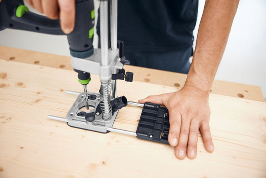 Festool FSA-MB 40 Führungsschienenadapter bei Linienbohrung in Holz mit Führungsschiene montiert