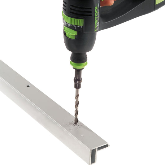 Festool Akku-Bohrschrauber mit HSS-Spiralbohrer bohrt in Aluminiumprofilleiste