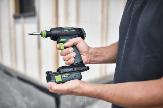 Festool TID 18 Akku-Schlagschrauber und T 18+3 Bohrschrauber mit 18V Akku in Handposition