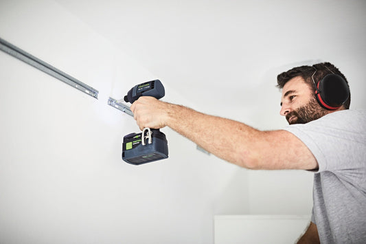 Festool TID 18-Basic Akku-Schlagschrauber in Anwendung an Wand, Arbeiter mit Schutzausrüstung
