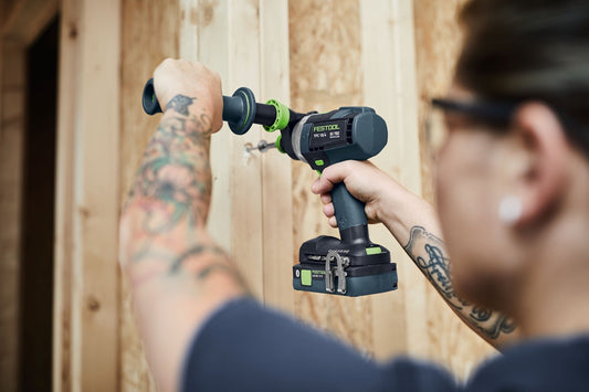 Festool QUADRIVE TPC 18/4 Akku-Schlagbohrschrauber in Anwendung beim Bohren in Holz