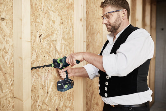 Festool QUADRIVE TPC 18/4 Akku-Schlagbohrschrauber beim Bohren in Holz mit Schlagfunktion