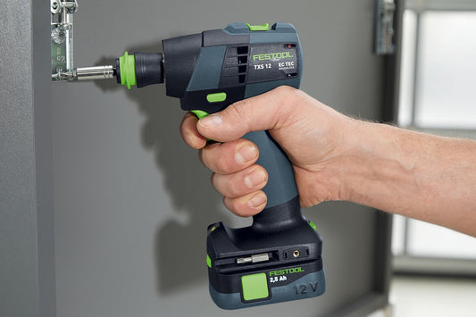 Festool TXS 12 Akku-Bohrschrauber in Hand bei der Anwendung mit 12V Akku und FastFix-Schnittstelle