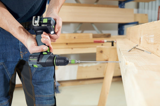 Festool TXS 12 2,5 Akku-Bohrschrauber mit FastFix beim Verschrauben in Holzwerkstück.