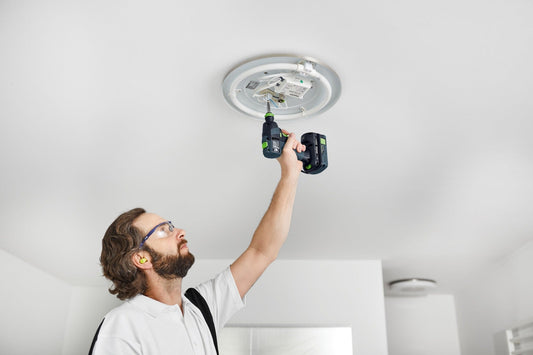 Festool TXS 18-Basic Akku-Bohrschrauber bei Deckeninstallation mit zwei Akkus in Handposition