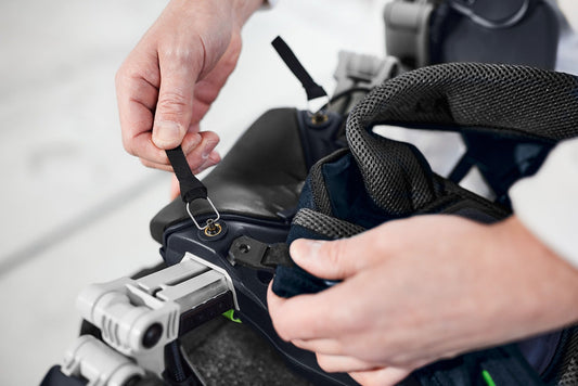 Festool TG-EXO 18 Tragegeschirr mit Magnetverschluss an Armschale, Detail Befestigung mit schwarzem Nylonriemen