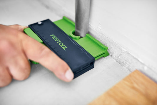 Festool Konturenlehre KTL-FZ FT1 grün-blau beim Abmessen einer Fußleisten-Kontur am Werkstück