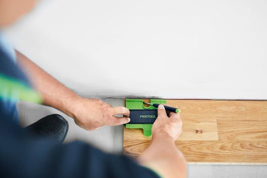 Festool Konturenlehre KTL-FZ FT1 beim Übertragen von Konturen auf Holzwerkstück in Anwendung